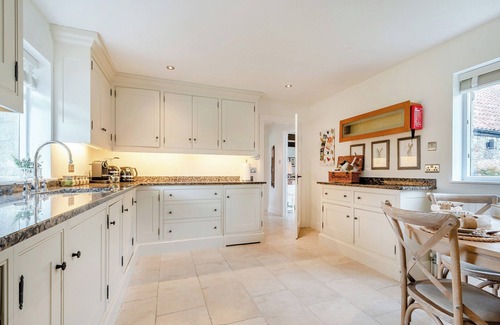 Langford Cottage | Cozy 1 Bedroom Retreat in Brinsea with Spa & Lake Views