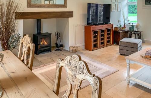 Langford House | Cozy Retreat at The Cottage At West Brinsea Farm