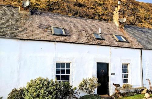 Burnmouth House | Oceanfront Escape at The Cottage By The Sea, Scotland