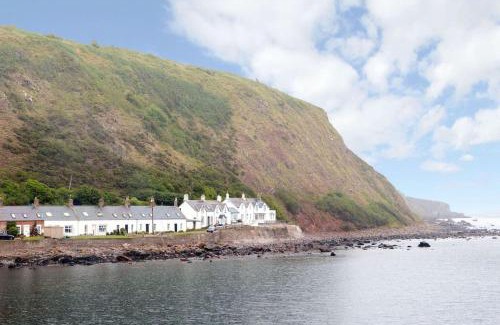 Burnmouth House | Oceanfront Escape at The Cottage By The Sea, Scotland