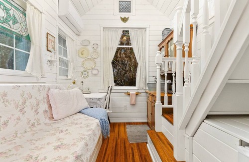 Kerns Hotel | Cozy Tiny Home Getaway with Victorian Charm & Spa Access