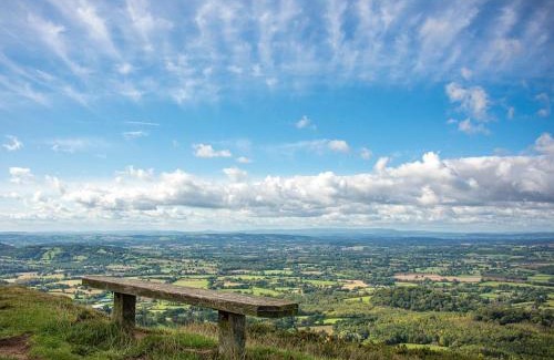 Bewdley House | Ideal Retreat at The Cottage: Pet-Friendly with Hot Tub