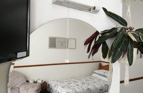 Chichester Bed & Breakfast | Cozy Retreat at The Cottage with Breakfast Included