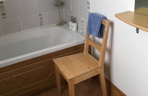 Chichester Bed & Breakfast | Cozy Retreat at The Cottage with Breakfast Included