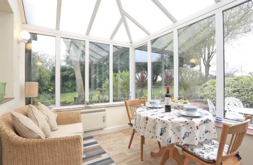Frostenden House | Pet-Friendly Cottage with Perfect 10/10 Guest Rating
