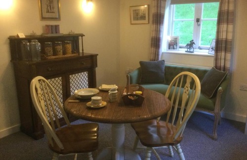 Wadhurst Bed & Breakfast | Cozy The Cottage: Guest Rated 10/10 with Hot Tub & Breakfast