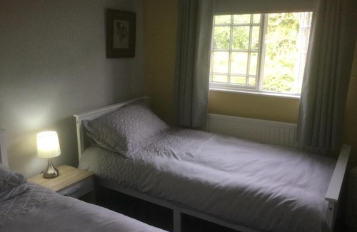 Wadhurst Bed & Breakfast | Cozy The Cottage: Guest Rated 10/10 with Hot Tub & Breakfast
