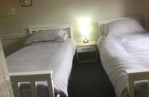 Wadhurst Bed & Breakfast | Cozy The Cottage: Guest Rated 10/10 with Hot Tub & Breakfast