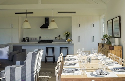 Berry Mountain Cottage | Glenworth Cottage – Ocean View Retreat with Spa & Breakfast