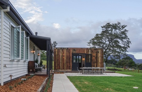 Berry Mountain Cottage | Glenworth Cottage – Ocean View Retreat with Spa & Breakfast