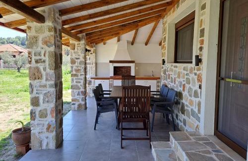 Ormos Panagias Apartment | Cozy Cottage House: Top-Rated, Family-Friendly Retreat