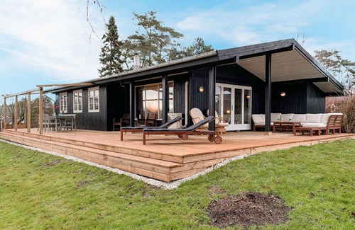 Østerskov House | Scenic Cottage by the Marsh with Oceanfront Views