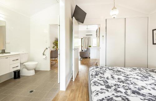 Kewarra Beach House | Cozy Cottage with Mountain Views - Steps to the Beach