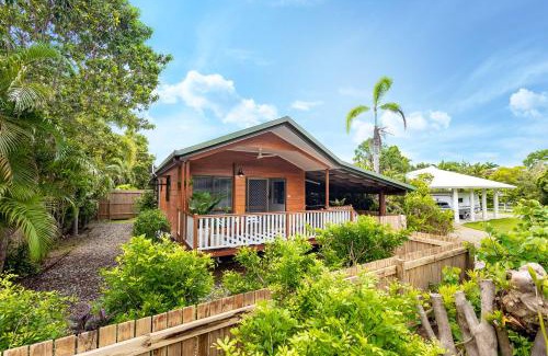 Kewarra Beach House | Cozy Cottage with Mountain Views - Steps to the Beach