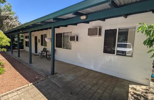 Serpentine-Jarrahdale Bed & Breakfast | Cozy Cottage on George Street with Hot Tub & Breakfast