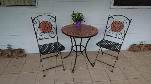 Serpentine-Jarrahdale Bed & Breakfast | Cozy Cottage on George Street with Hot Tub & Breakfast