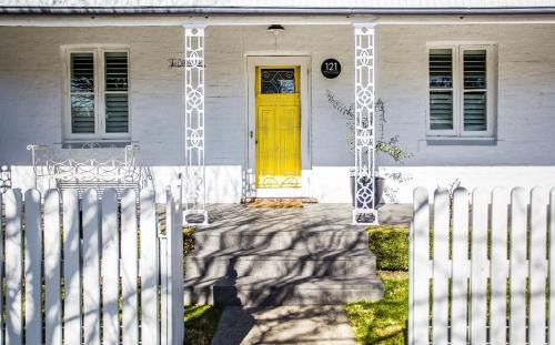 Central Mudgee House | Elegant Stay at The Cottage on Market with Pool Access