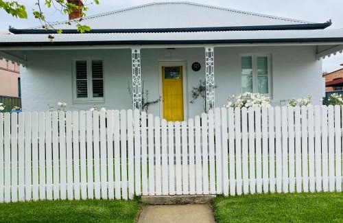 Central Mudgee House | Elegant Stay at The Cottage on Market with Pool Access