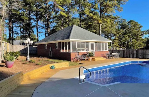 Wetumpka House | Unforgettable Stay at The Cottage on Savannah Lane