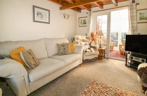 Hull Cottage | THE COTTAGE, pet friendly, with a garden in Preston, Hull