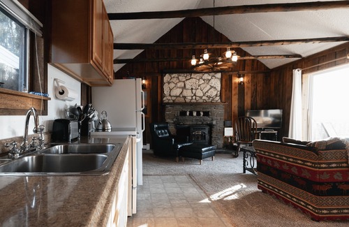 Haines Cottage | Cozy Cottage: Walk to Attractions with Scenic Views