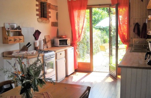 Ploezal Cottage | Ideal Cottage for 4 with Kitchen & Breakfast Included
