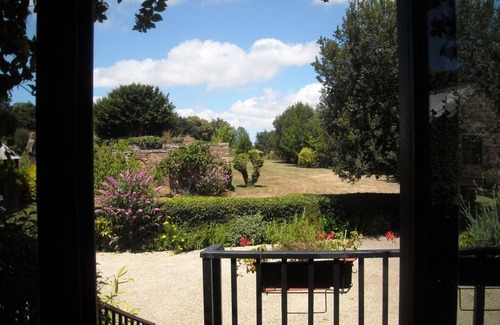 Ploezal Cottage | Ideal Cottage for 4 with Kitchen & Breakfast Included