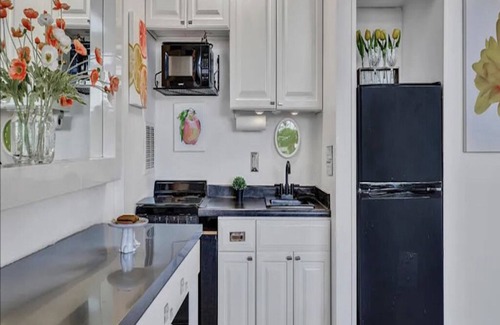 Indian Wells Cottage | Cozy Cottage with Breakfast and Child-Friendly Amenities