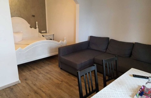 Diemelstadt Cottage | The country house is situated in a quiet location, close to hiking and biking trails & the highway.