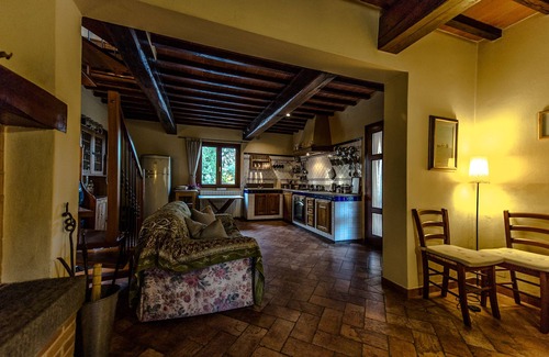 Empoli House | Serene Country House in a Picturesque Green Valley