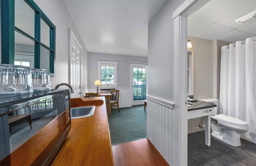 Camden Hotel | Inviting Country Inn at Camden Rockport with Spa & Pool