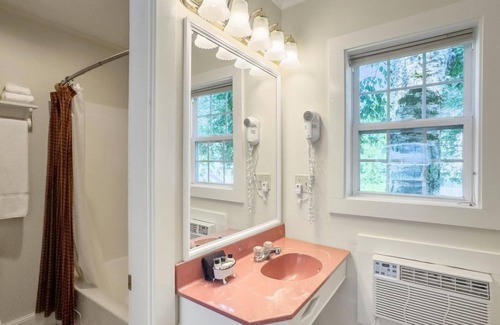 Camden Hotel | Inviting Country Inn at Camden Rockport with Spa & Pool