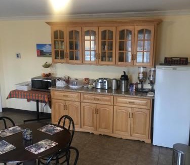 Gander Hotel | Guest Rated: The Country Inn Motel with Breakfast & Hot Tub