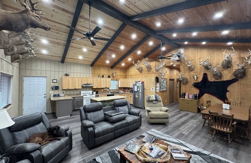 New Haven Cabin | Discover The Country Lodge: Family & Pet-Friendly Retreat