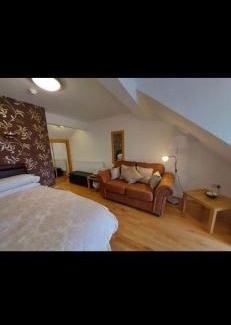 Pontyclun House | Relax at The Countryman Inn: 4-Star Family-Friendly Retreat