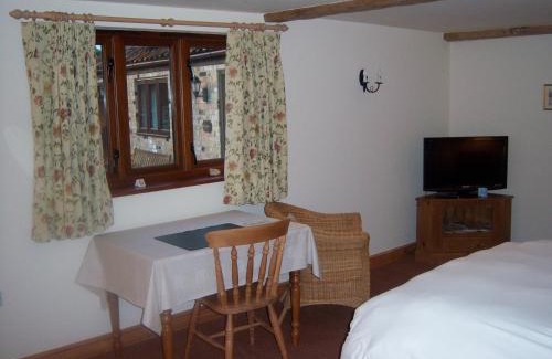 Lowestoft House | Relax at The Courtyard, Laurel Farm: Top-Rated 4-Star Stay