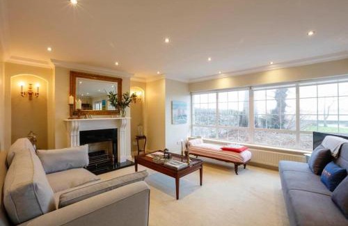 Drogheda House | Experience The Courtyard Queensborough with Hot Tub Luxury
