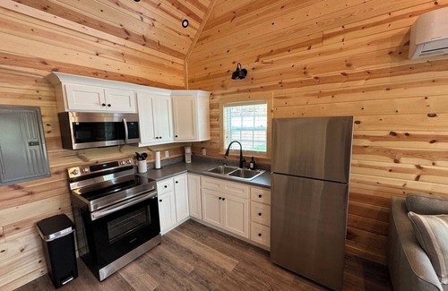 Farmers Cottage | Unforgettable Stay at The Cove: New Cottage by the Lake