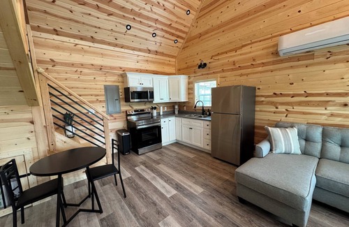 Farmers Cottage | Unforgettable Stay at The Cove: New Cottage by the Lake