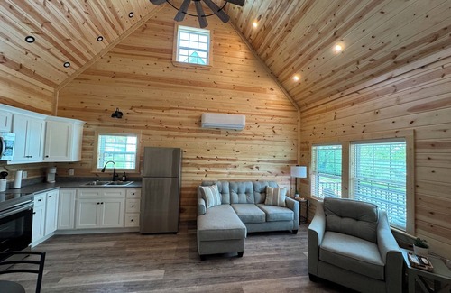 Farmers Cottage | Unforgettable Stay at The Cove: New Cottage by the Lake