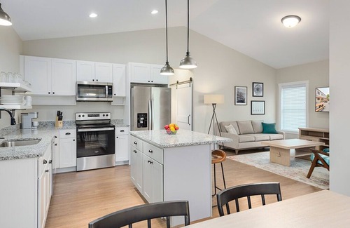 Sylvan Beach Cottage | Pet-Friendly Cottage at The Cove with Lake View & Pontoon