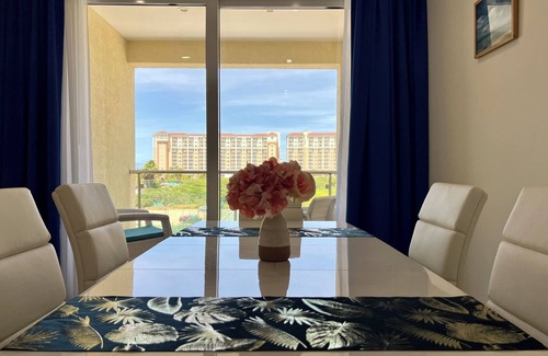 Palm Beach Resort | Top-Rated The Cove: Prime Location with Pool & Spa