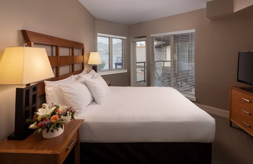 Westbank Resort | Discover The Cove Lakeside Resort: Exceptional 4-Star Escape