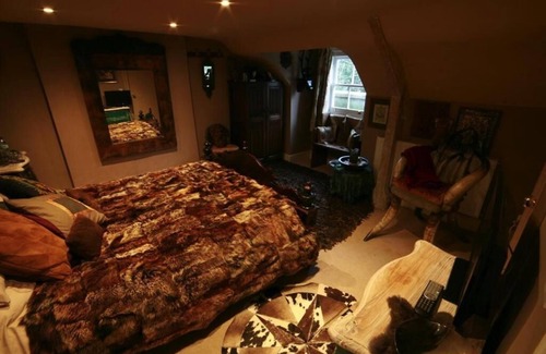 Glastonbury House | Discover The Covenstead: Family-Friendly with Pool & Breakfast