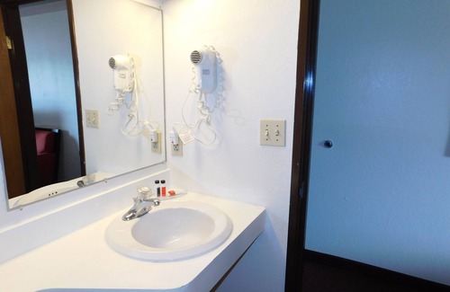 Brattleboro Hotel | Cozy Stay at The Covered Bridge Inn with Breakfast Included