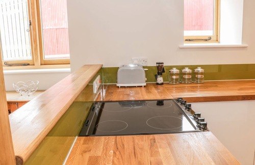 Munslow Cottage | Inviting Retreat at The Cow Byre, Heath Farm with Breakfast