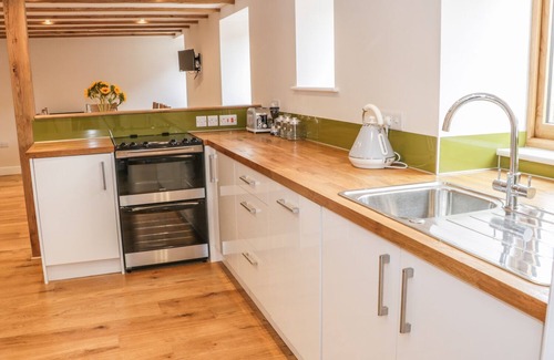 Munslow Cottage | Inviting Retreat at The Cow Byre, Heath Farm with Breakfast