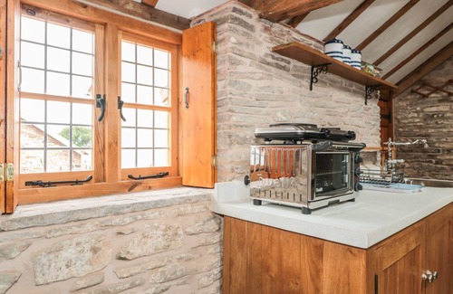 Westbrook Court Cottage | Cozy Cow Cott: Pet-Friendly Retreat with Garden in Hereford