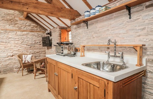 Westbrook Court Cottage | Cozy Cow Cott: Pet-Friendly Retreat with Garden in Hereford