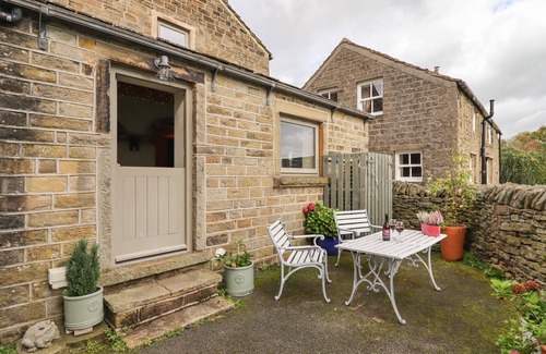 Holmfirth Cottage | Cozy The Cow Shed: Open Fire Retreat in Holme, Yorkshire